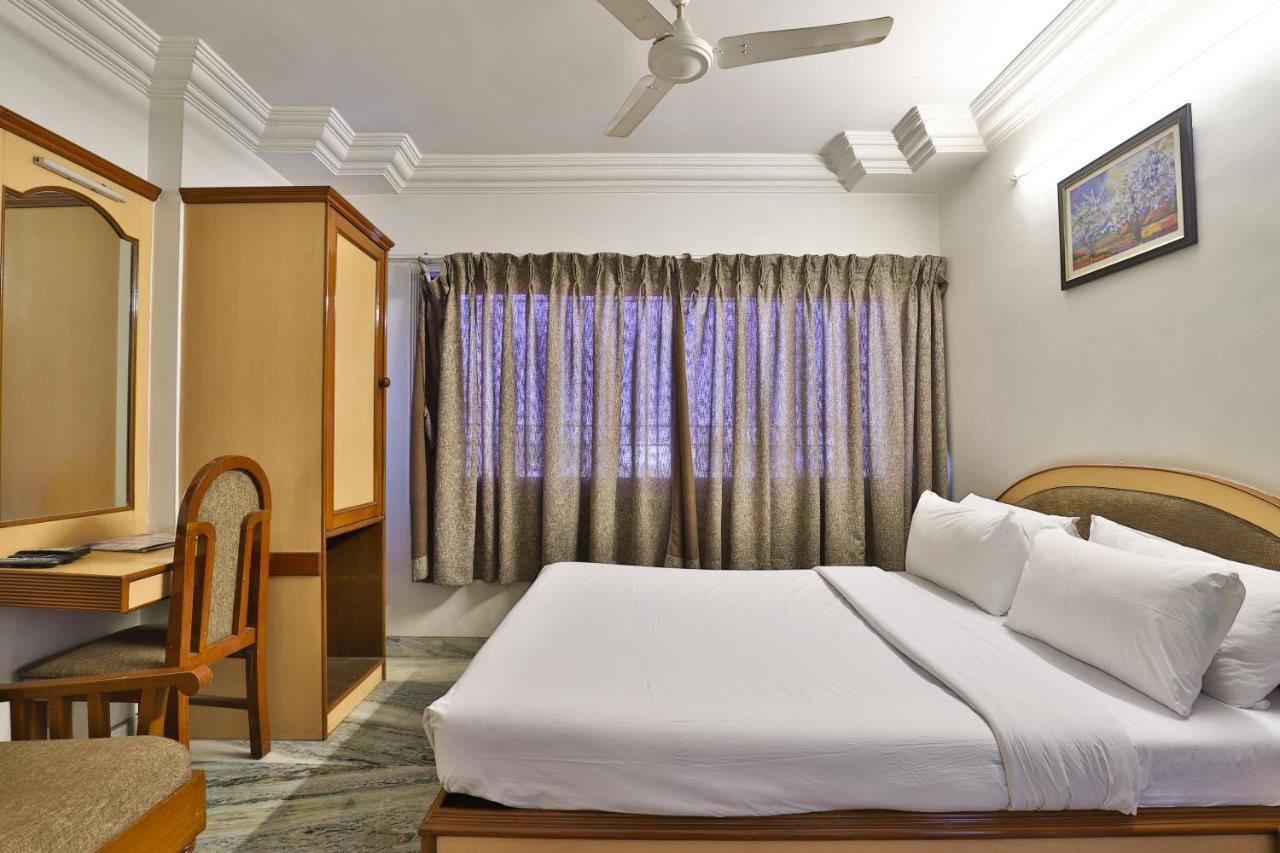 Hotel Midtown Szúrat Kültér fotó